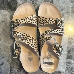 Cliffs Cheetah sandals size 8.5 maybe worn twice. Spot on soul from sticker
